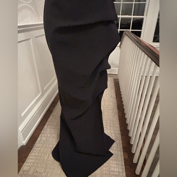 Be the Bell of the Ball in this gorgeous, super flattering gown by CHIARA BONI. - Picture 10 of 10